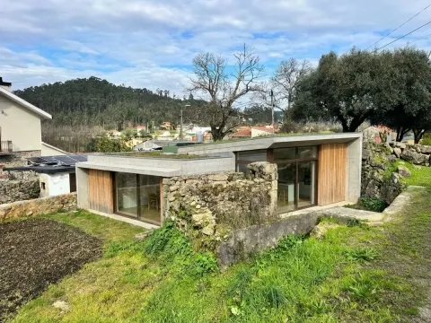 Ruína em pedra com terreno em Cossourado, Barcelos