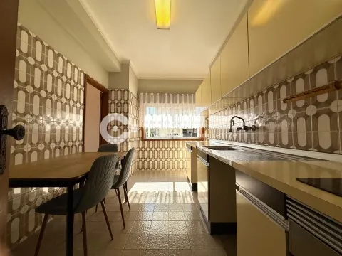 Apartamento T3 com lugar de garagem para arrendamento no centro de Barcelos