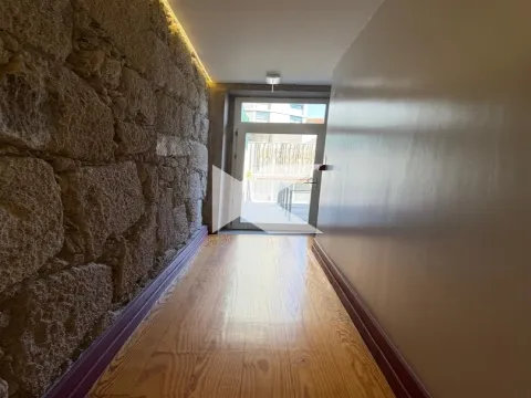 T0 Remodelado com Varanda na Baixa do Porto – Rua do Bonjardim