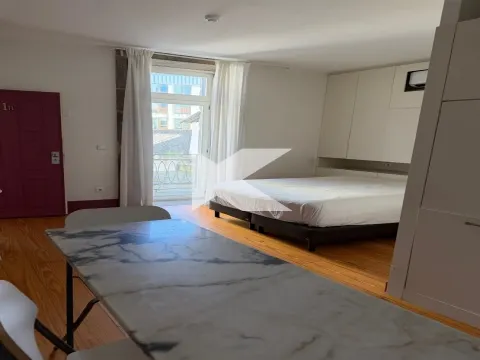 T0 Remodelado com Varanda na Baixa do Porto – Rua do Bonjardim