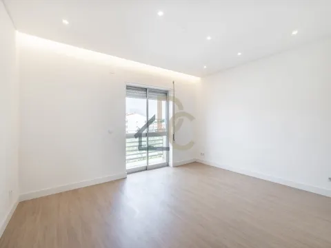 Apartamento T3 / Renovado / 5 minutos do centro de Leiria