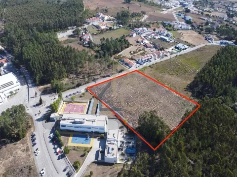 Terreno com viabilidade de construção/ Área total 12.700 m2 / Parceiros