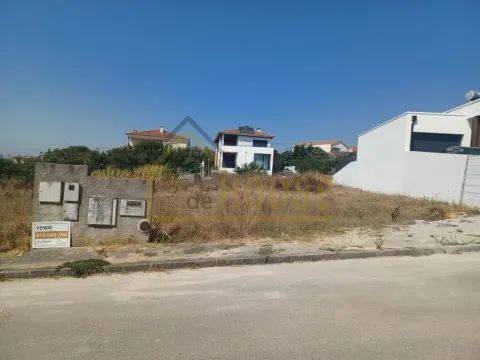 Lote terreno com 258m2 na Marteleira