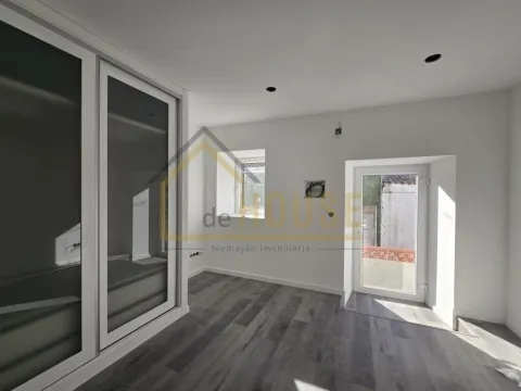 Moradia T3, com espaço exterior perto da Praia