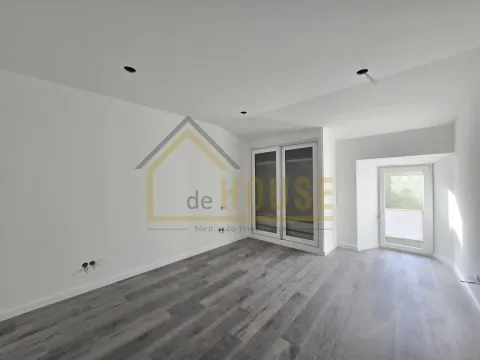 Moradia T3, com espaço exterior perto da Praia