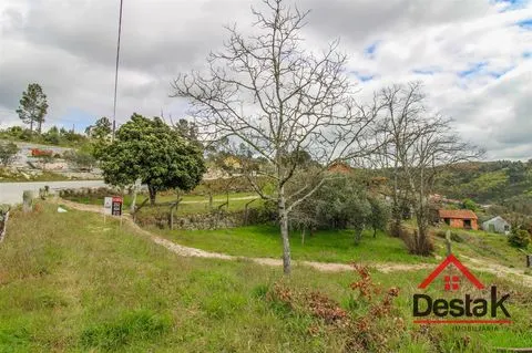 Terreno com moradia V3 em fase de construção em Castro Daire