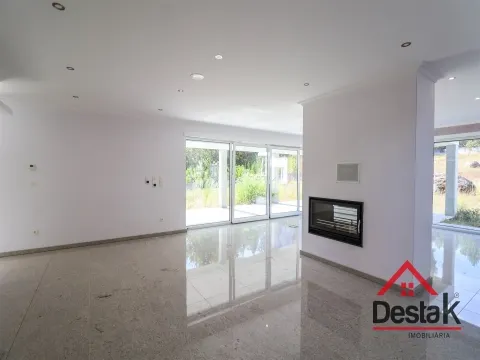 Quinta com cerca de 22.500 m² constituída por moradia V5 em Viseu
