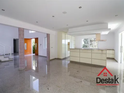 Quinta com cerca de 22.500 m² constituída por moradia V5 em Viseu