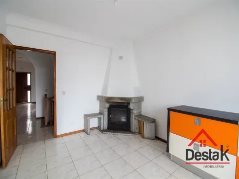 Moradia V4 com Jardim a 7 Minutos do Centro de Viseu.