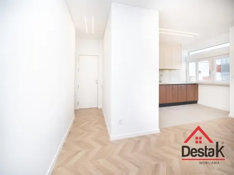 Apartamento T3 situado no 2º andar em prédio com dois elevadores