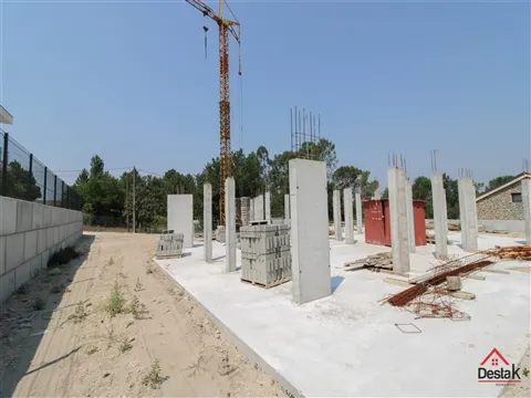 Moradia Geminada V3 para venda