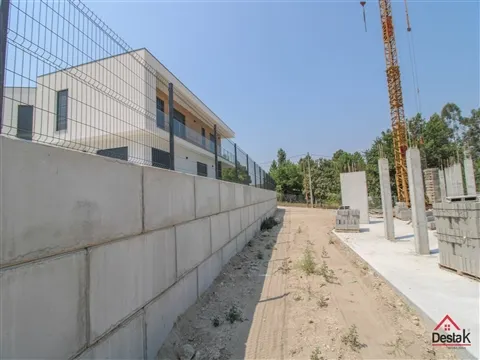 Moradia Geminada V3 para venda