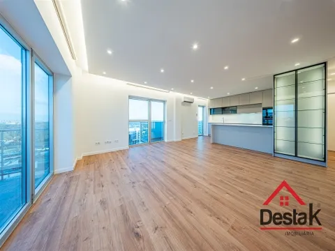 Apartamento T4 Duplex  junto ao Palácio do Gelo