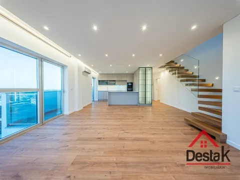 Apartamento T4 Duplex  junto ao Palácio do Gelo