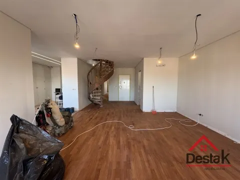 T4 DUPLEX Totalmente Renovado com Dois Pátios e Excelentes Áreas