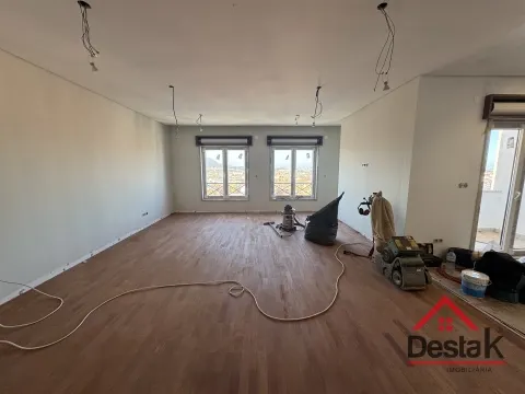 T4 DUPLEX Totalmente Renovado com Dois Pátios e Excelentes Áreas