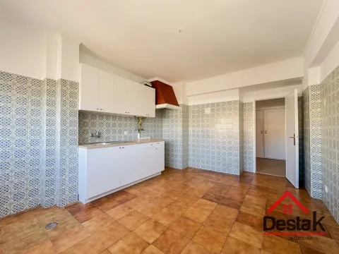 Apartamento T3 para Arrendamento em Linda-a-Velha