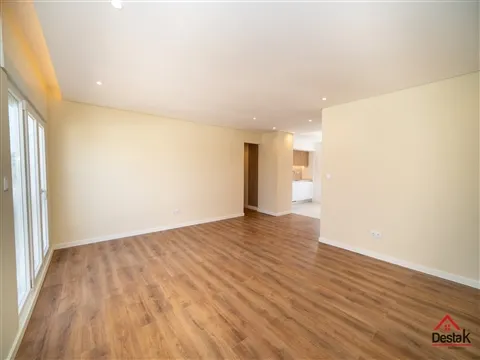 Apartamento T3 Totalmente Renovado em Mira Sintra
