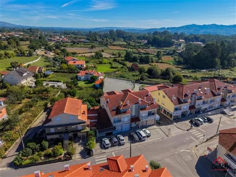 Loja comercial para venda em Santa Cruz da Trapa.