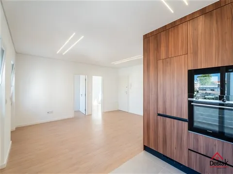 Apartamento T2+1 totalmente remodelado com terraço e varanda em Almada