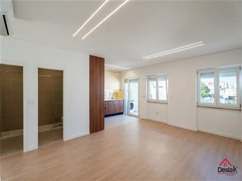 Apartamento T2+1 totalmente remodelado com terraço e varanda em Almada