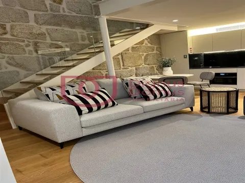 Elegante apartamento T0 Mezanine num Edifício Centenário no Largo do Camarão