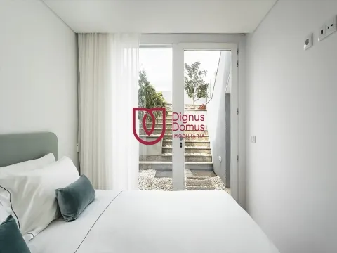 Duplex Renovado com Logradouro e Rendimento Garantido — Porto Centro