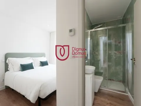 Duplex Renovado com Logradouro e Rendimento Garantido — Porto Centro