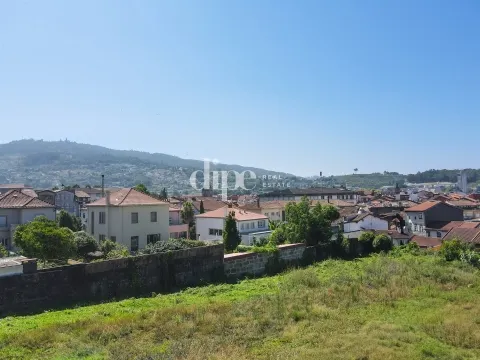 Lote de terreno num condomínio privado a 300m do Castelo de Guimarães.