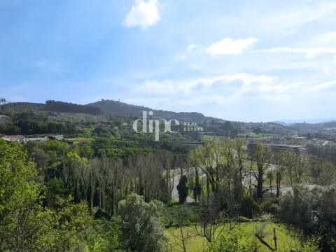 Lote de Terreno com vistas sobre o Parque da Cidade de Guimarães