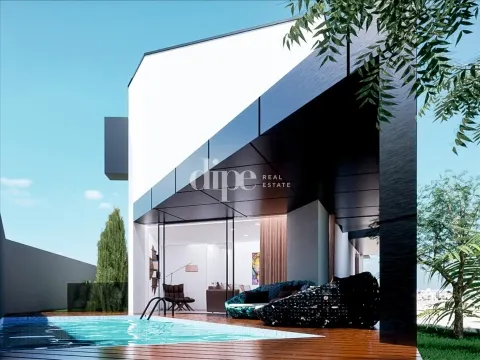 Moradia T3 com piscina em fase final construção