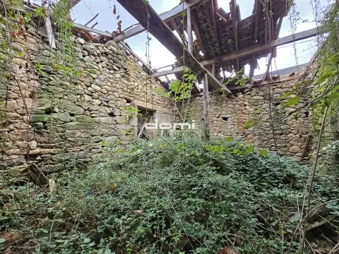 Moradia em Pedra para restaurar em Espinho - Mangualde