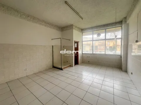 Loja comercial no centro de Oliveira de Frades