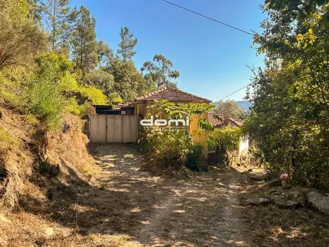 Moradia V4, localizada em Valadares a poucos minutos do centro da Vila de Oliveira de Frades