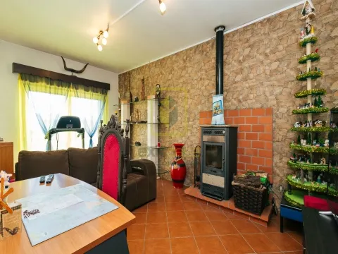 Moradia T4 com Pátio e Churrasqueira