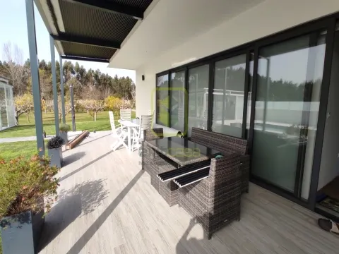 Propriedade de Luxo com Piscina e Amplo Terreno Privativo