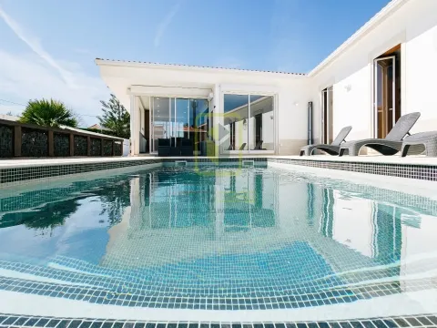 Moradia T4 Térrea com Piscina e Bungalows Independentes