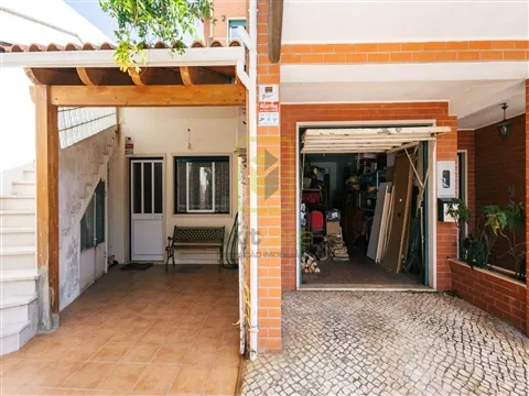 Moradia Geminada T4