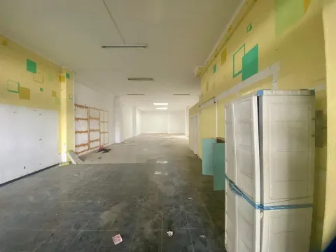 Loja com montra na Avenida da República (Santo Ovídio)