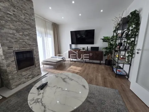 Moradia T4 totalmente renovada em Oliveira do Douro 