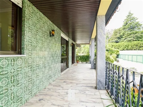 Moradia T4+1 Independente com Piscina garagem para 6 Viaturas e Dois Anexos Independentes (T3 e T2 )