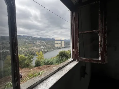 Moradia para restaurar com vista Rio Douro