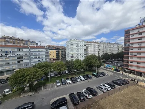 T3 with 108 m², sunroom, elevator and excellent location in Casal de São Brás