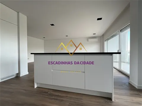 T5 Duplex Novo no Montijo com estacionamento