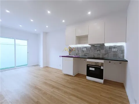 1+1 Bedroom Apartment in Sacavém — The Right Investment Minutes from Lisbon