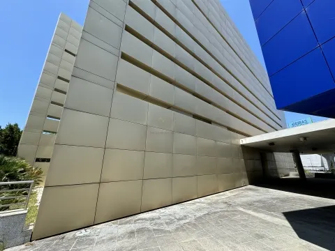 Office building with parking, in Oeiras