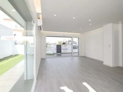 Moradia T4 NOVA a estrear, em São João da Talha, Loures