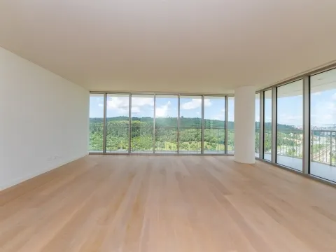 Luxury 4+1 Bedroom Apartment in Infinity Tower with Panoramic View of Monsanto and 4 Parking Lots