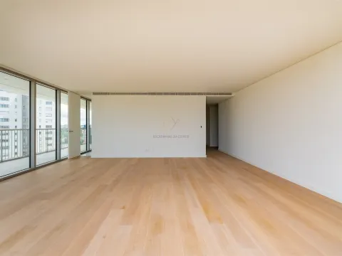 Luxury 4+1 Bedroom Apartment in Infinity Tower with Panoramic View of Monsanto and 4 Parking Lots