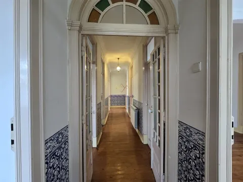 Moradia para obras totais com 2 apartamentos de uso independente no centro do Bombarral